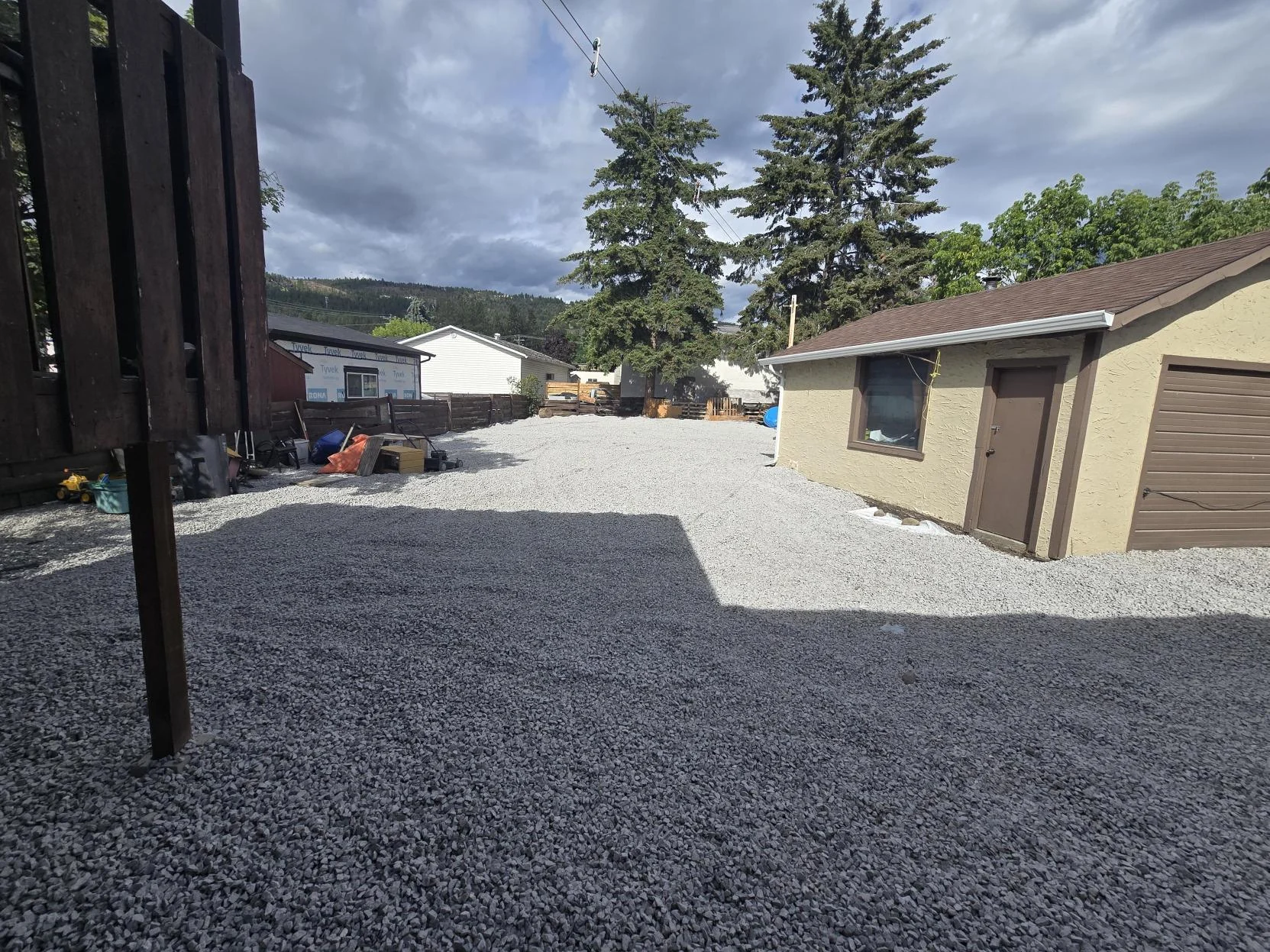 Finished gravel driveway installation by TNT Kelowna